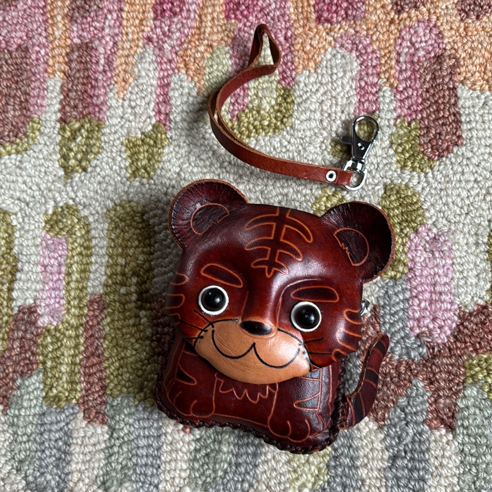 Darling little hand tooled Leather Tiger small purse/bag/zip pouch - Picture 6 of 12